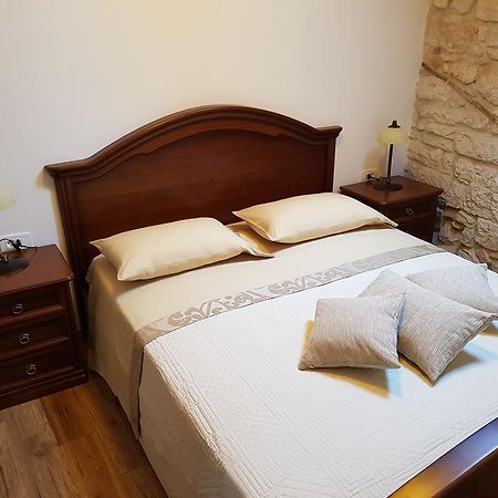 Antique Apartment Arsenale Rovigno Esterno foto