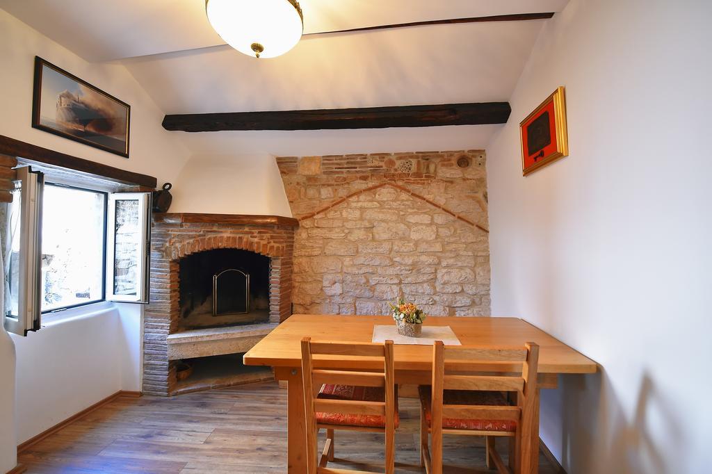Antique Apartment Arsenale Rovigno Esterno foto