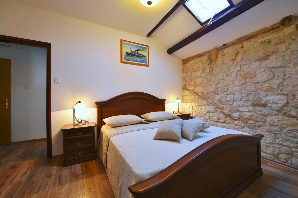 Antique Apartment Arsenale Rovigno Esterno foto